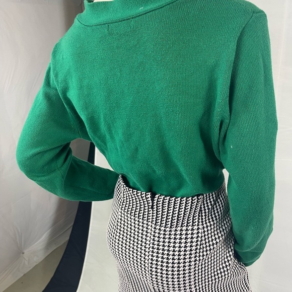Retro Emerald Green Sweater with gold Clasp - Picture 4 of 5